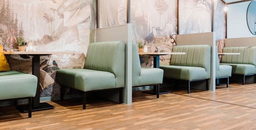 restaurant met mintgroene treinbanken